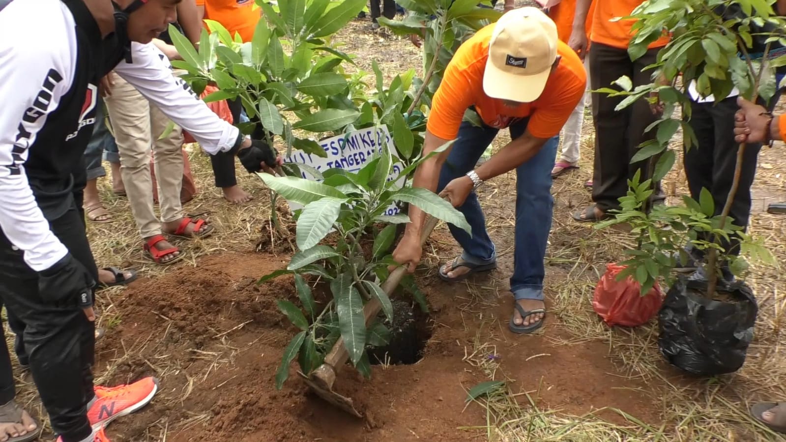 Peringati HUT FSPMI 23 Tahun, FSPMI Tangerang Raya Tanam 50 Pohon Di Tanah TC Tangerang