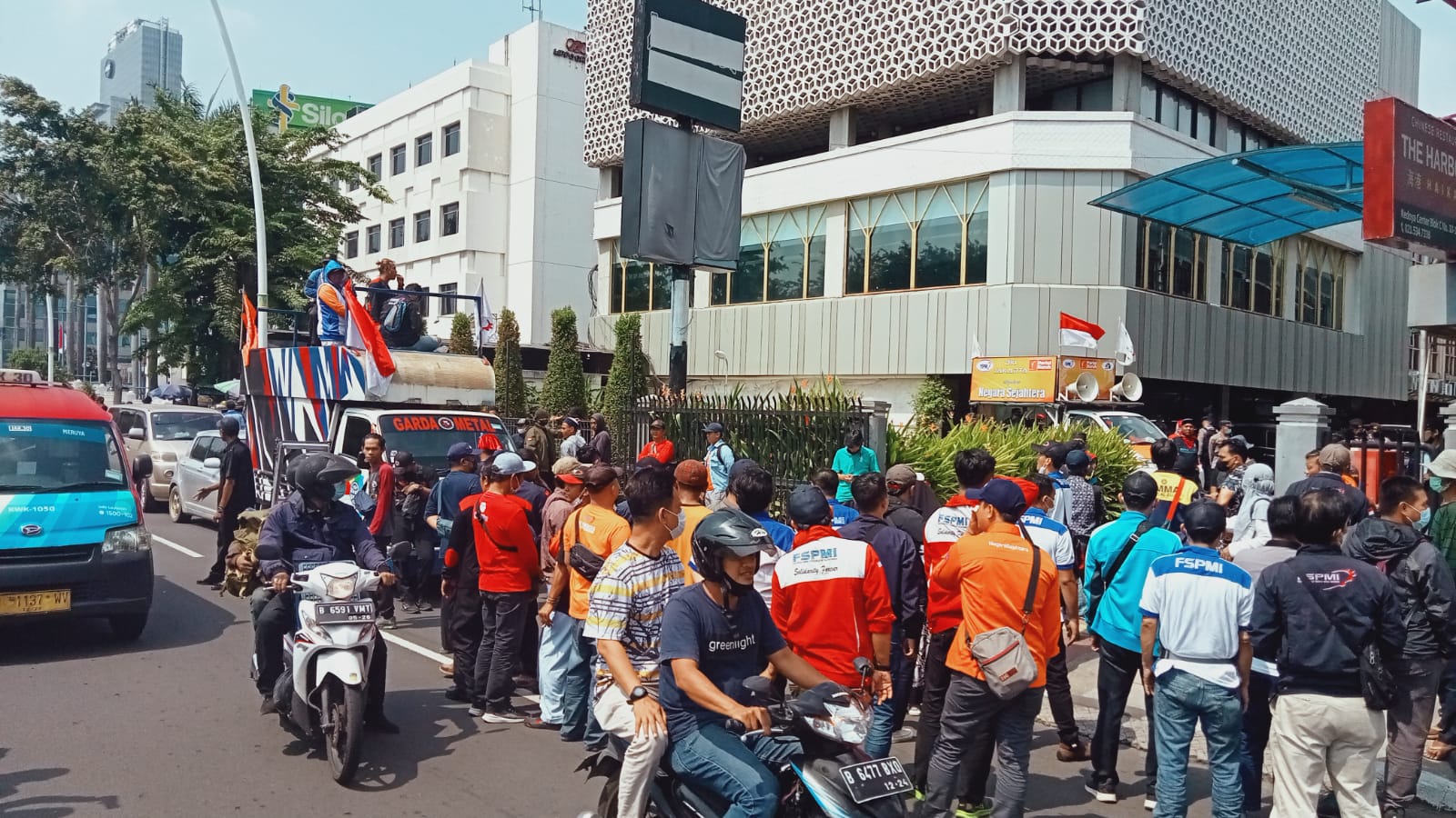 Anggotanya di PHK, FSPMI Demo Kantor Pusat PT. Panelindo Makmur Sentosa