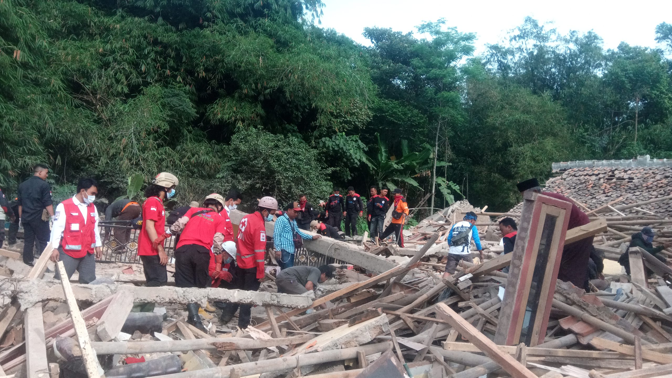 Gempa Cianjur: Anak Sembilan Tahun Tertimbun Reruntuhan Rumah, Ini Yang Dilakukan Garda Metal Bersama PMI dan Anggota DPR RI