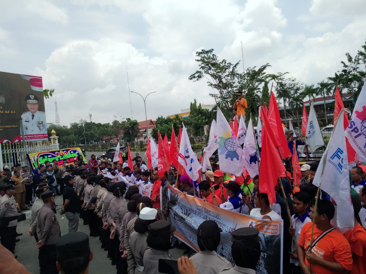 Demi Masa Depan Kaum Buruh, Ratusan Buruh Geruduk Kantor Gubernur Tolak UU Cipta Kerja