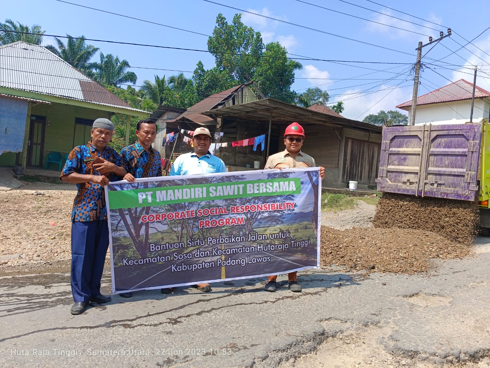 PT. MSB Aek Tinga Kerahkan 20 Dumptruck Kerikil Timbun Jalinsum Berlubang