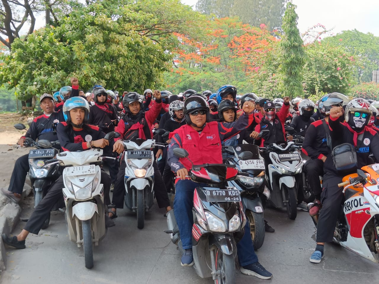 Buruh Bekasi Konvoi Motor Menuju Gedung Sate Bandung