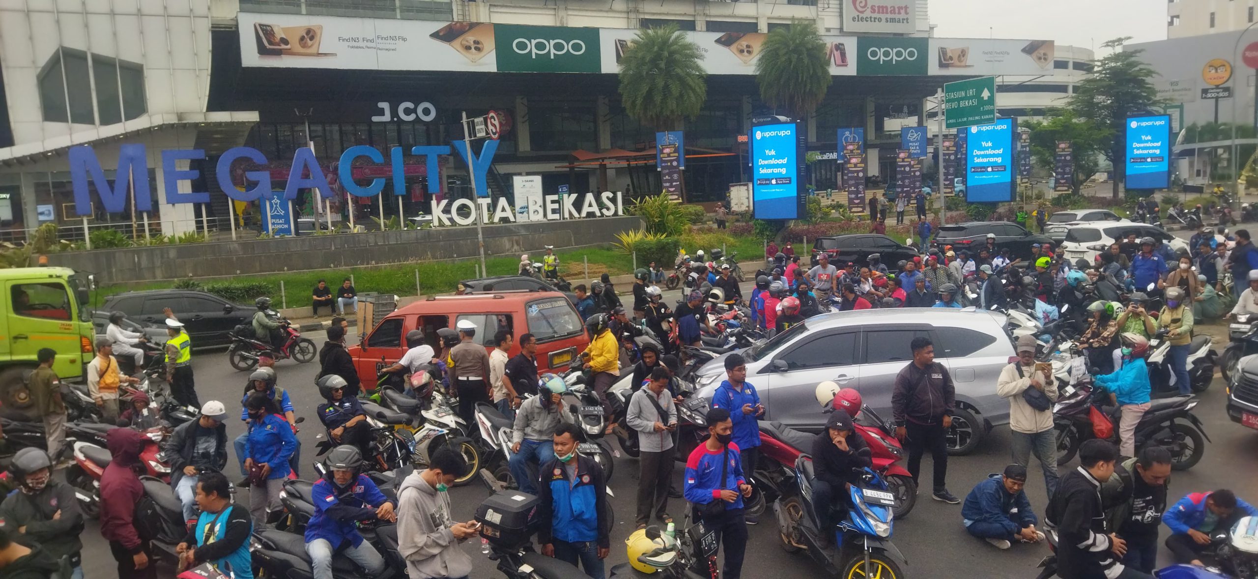 Hari Penentu Kenaikan UMK Jawa Barat, Ratusan Buruh Kota Bekasi Turun ke Jalan