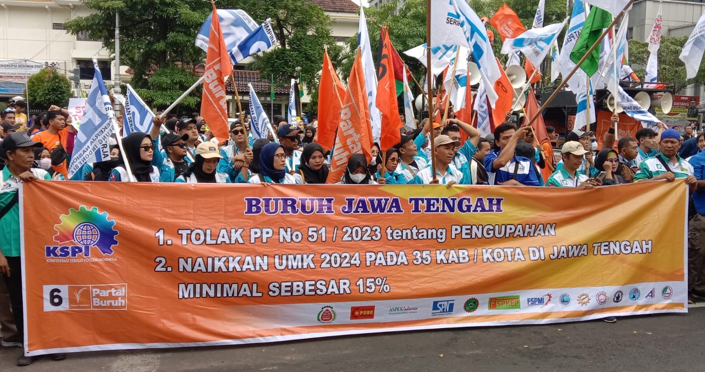 Jelang Sore Hari, Ratusan Buruh dari berbagai Kota / Kabupaten di Jawa Tengah Geruduk Kantor Gubernur