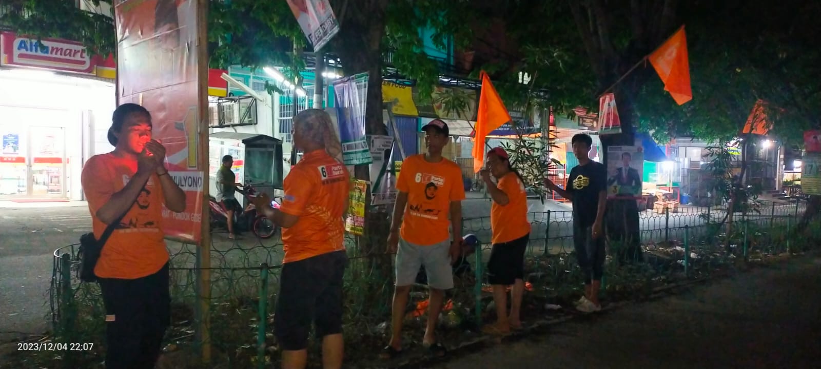 Tim Pemenangan dan Caleg DPRD Kota Bekasi Dapil 5 dari Partai Buruh Pasang Alat Peraga Kampanye