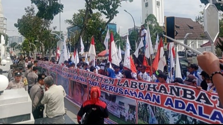 Ratusan Pekerja Pemanen Di PT. SMA Minta Upah Dibayar Berdasarkan Satuan Waktu