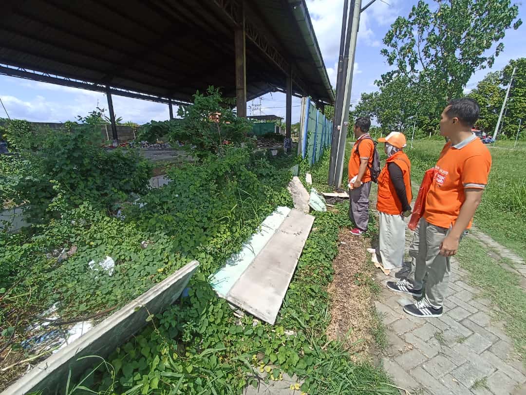 Relawan dan Caleg Partai Buruh Terkejut Lihat Tembok TPST Perumahan Kraton Harmoni Yang Roboh