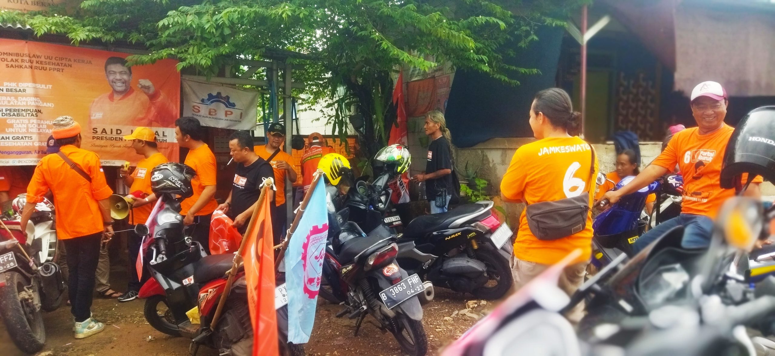 Diguyur Hujan, Militansi Exco Partai Buruh Kota Bekasi Diuji Saat Lakoni Sapa Pemilih