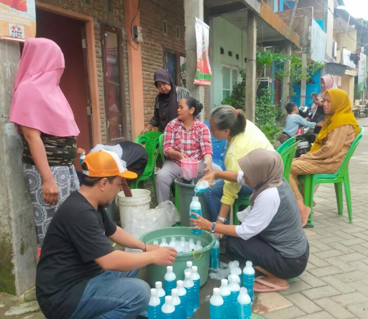 Partai Buruh Exco Makassar Gelar Pelatihan Buat Sabun Cuci Bersama Warga
