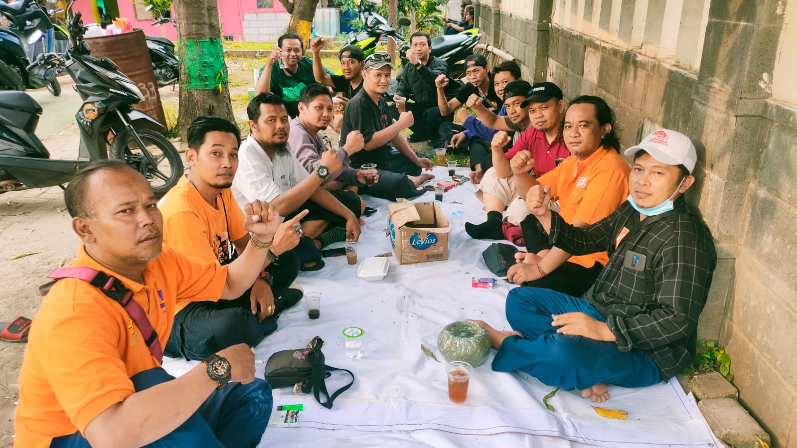 Relawan Partai Buruh Dapil 7 Kabupaten Bekasi Kawal Sidang Pleno Kecamatan Cikarang Selatan