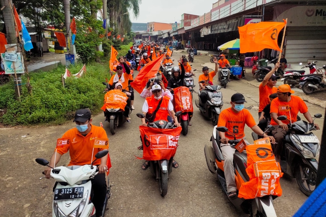 Hari Terakhir Kampanye, Relawan Partai Buruh Konvoi Keliling Perumahan di Serang Baru