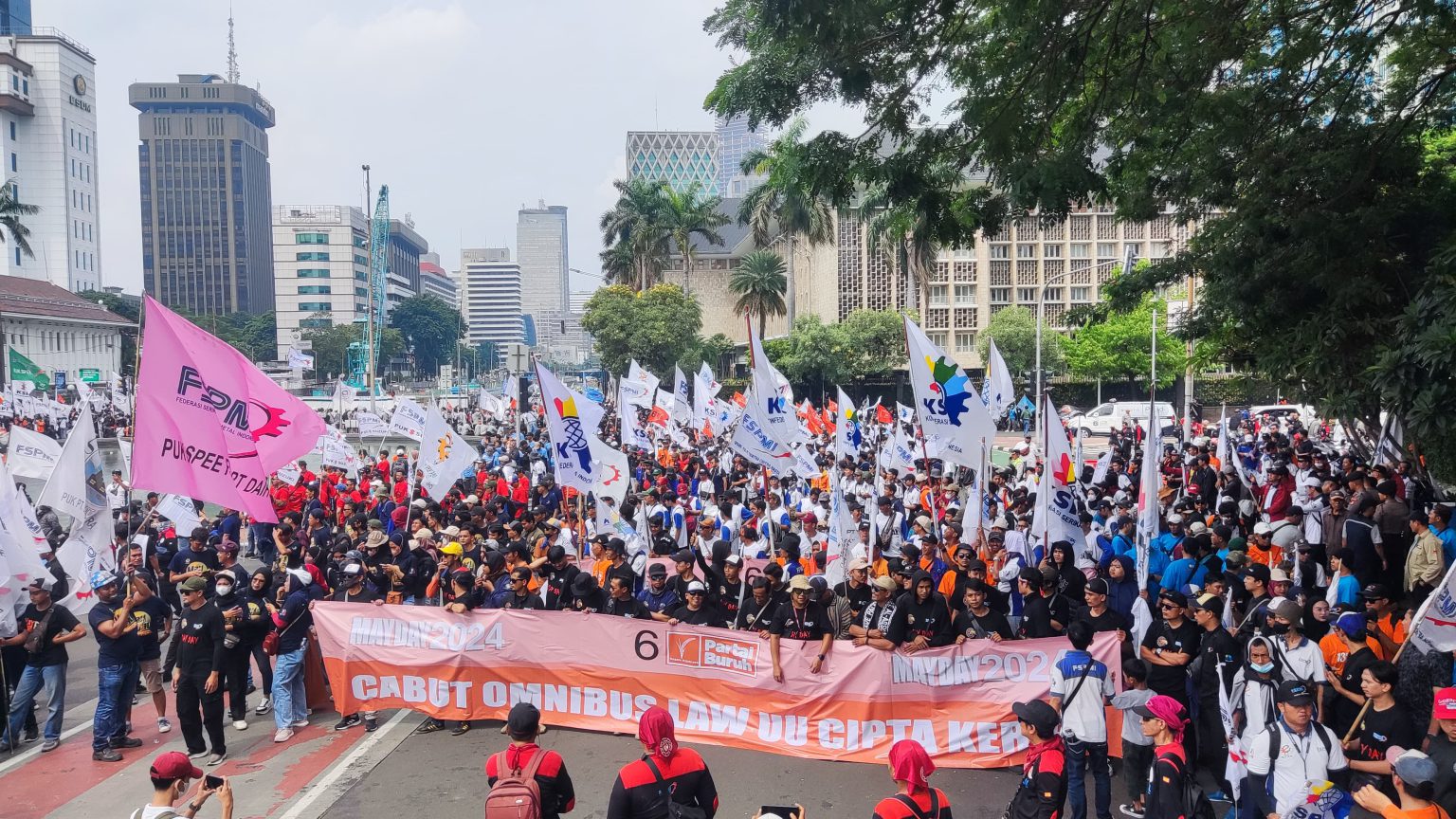 May Day Puluhan Ribu Buruh Padati Patung Kuda Arjuna Wijaya