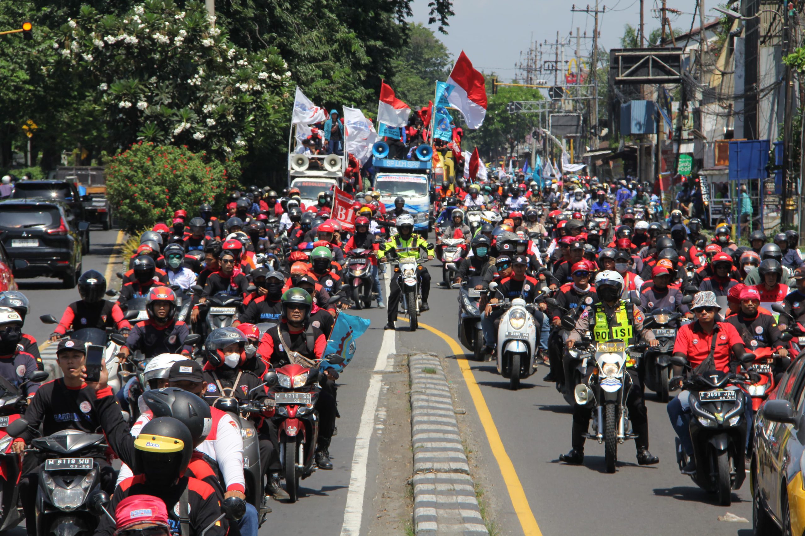 Ribuan Massa Buruh Memperingati Hari Buruh Sedunia Bergerak Menuju Surabaya