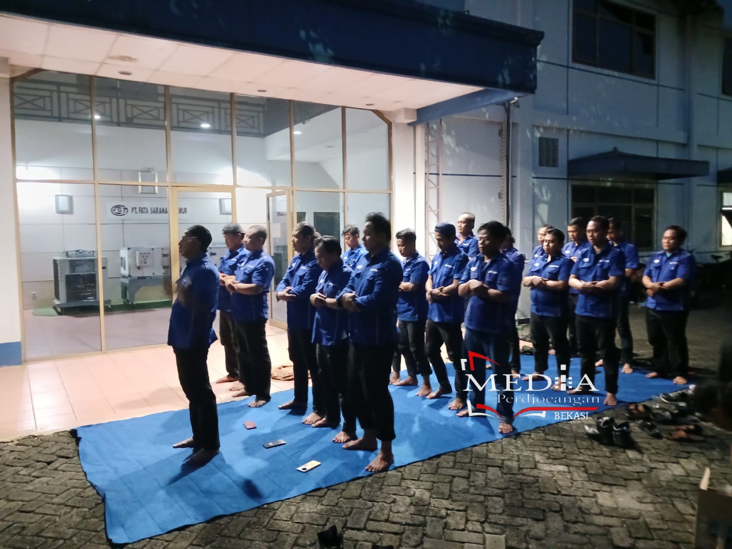 Menanti Kepastian Soal Upah, Karyawan Pabrik di Bekasi Lakukan Sholat Magrib Berjamaah Depan Perusahaan
