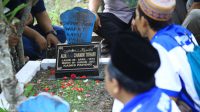 PUK SPL FSPMI PT Pakarti Riken Indonesia Ziarah ke Makam Pahlawan Buruh Chamim Tohari
