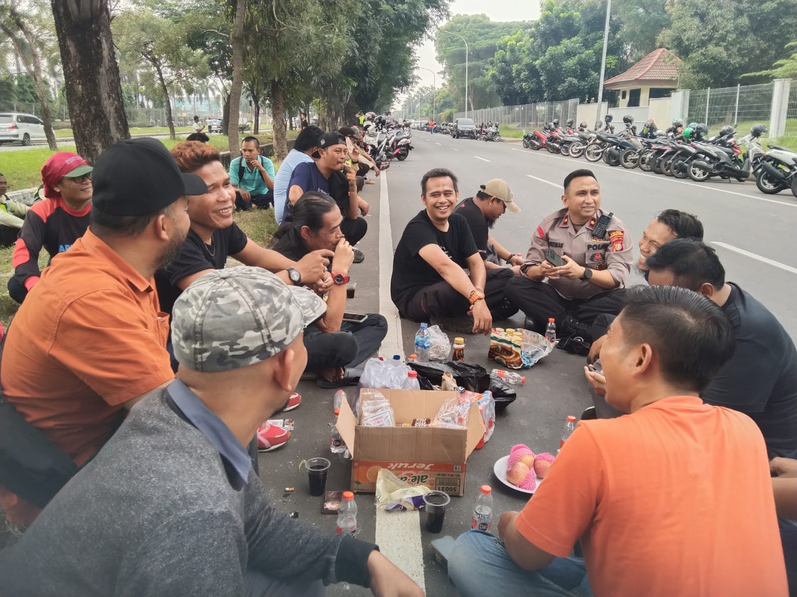 Pengamanan Humanis Kapolsek Cikarang Barat Dalam Aksi Solidaritas di Depan PT Minebea Access Solutions Indonesia