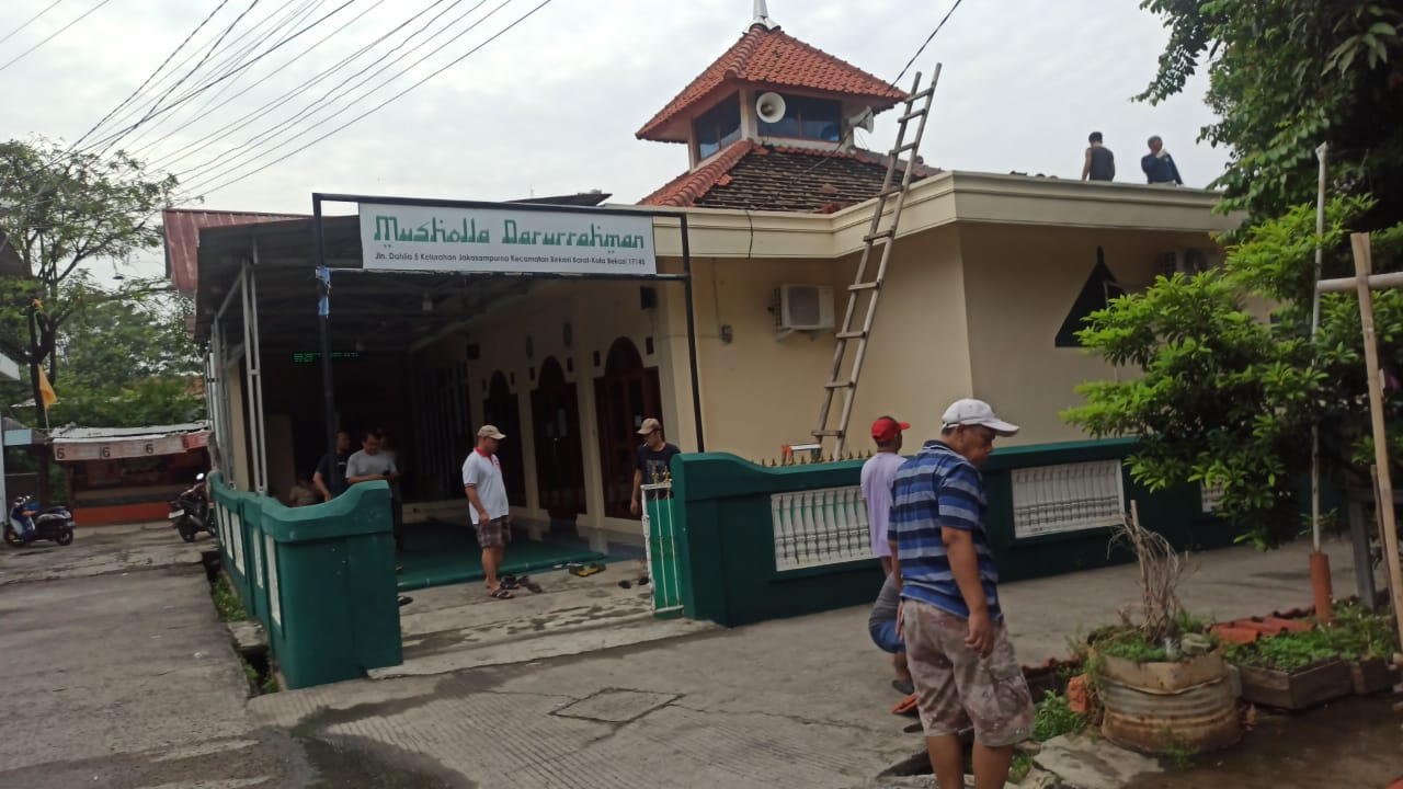 Berdekatan Dengan Posko Orange Partai Buruh, Musholla Darurrohman Direnovasi