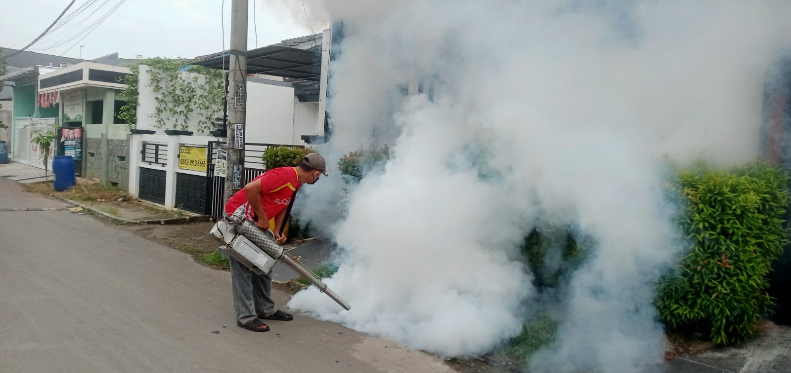 Warga Graha Asri RT 04 RW 10 Cikarang Timur Lakukan Foging Mandiri