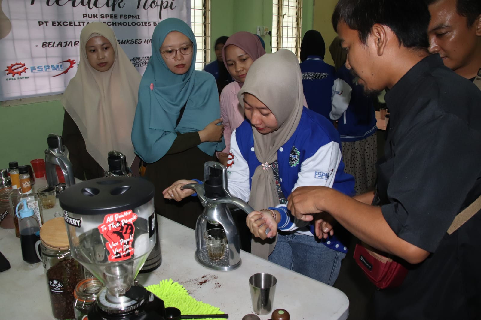 Libur Week End PUK Excelitas Batam Latihan Meracik Kopi