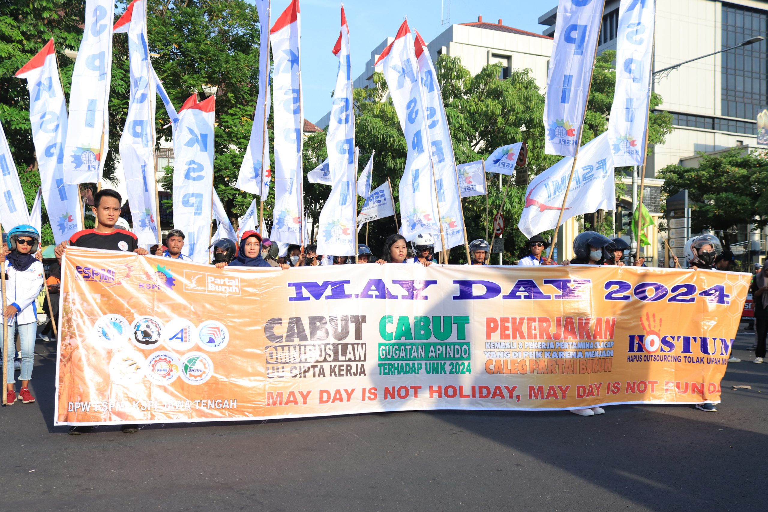 Ratusan Buruh di Jawa Tengah Pusatkan Peringatan May Day dengan Aksi Unjuk Rasa di Gubernuran