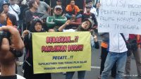 FSPMI Menuntut Keadilan di Depan Polrestabes Surabaya