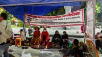 Aksi Cor Kaki, Korban Gusuran Rusunawa Gunungsari Mencari Keadilan Di Depan Gedung Grahadi