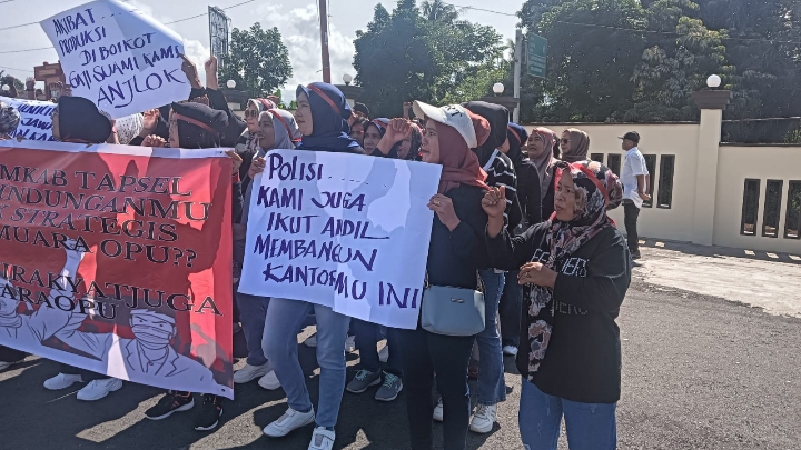 Alami Kerugian Ratusan Juta Rupiah, Buruh PTPN IV Region-I Demo Polres Tapanuli Selatan