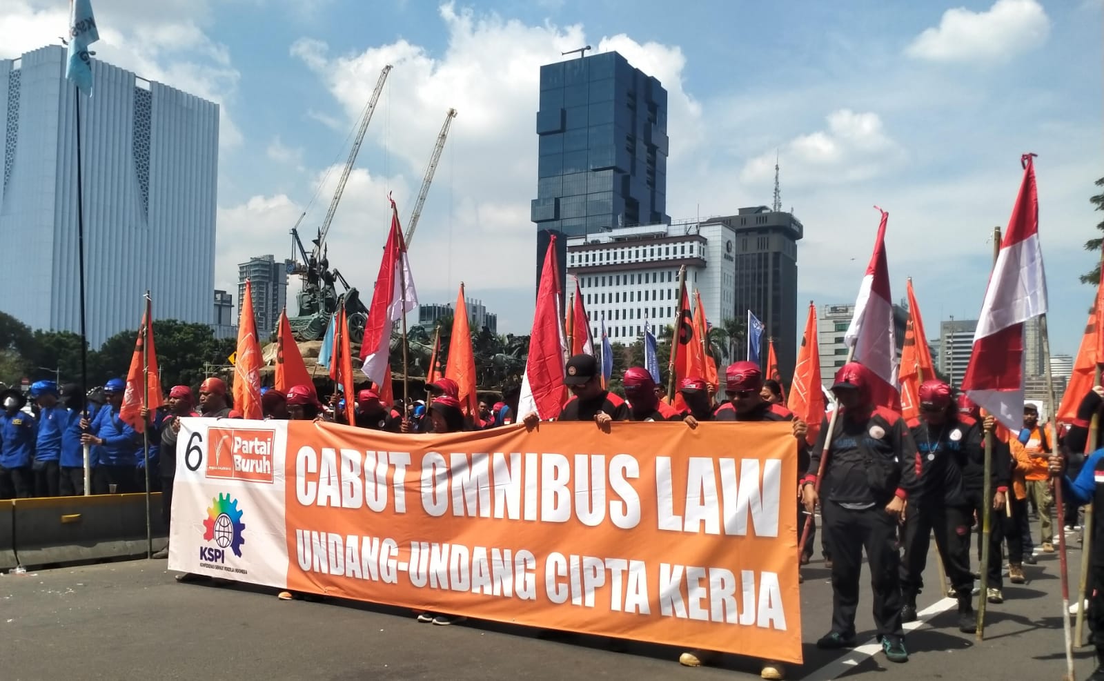 MK Gelar Sidang Lanjutan Judicial Review, Buruh Demo di Jakarta Tuntut Omnibus Law Dicabut