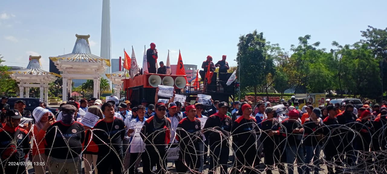 PUK SPAI FSPMI PT. NTI Hadiri Aksi Tolak Outsourcing dan Omnibus Law di Surabaya