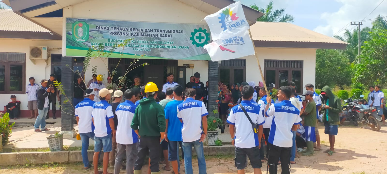 Aksi Solidaritas PUK SPPK FSPMI PT. Kencana Graha Permai, KC FSPMI Ketapang Gruduk Kantor Besar PT. Kencana Graha Permai