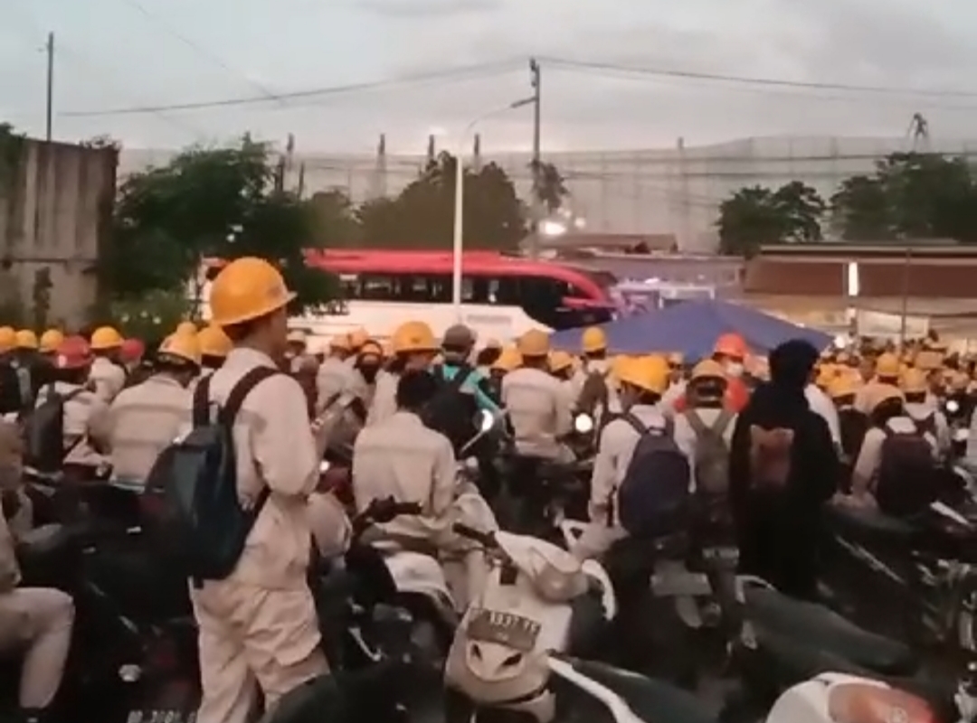 Warga Labota Lakukan Demo, Jalan Trans Sulawesi Macet Total