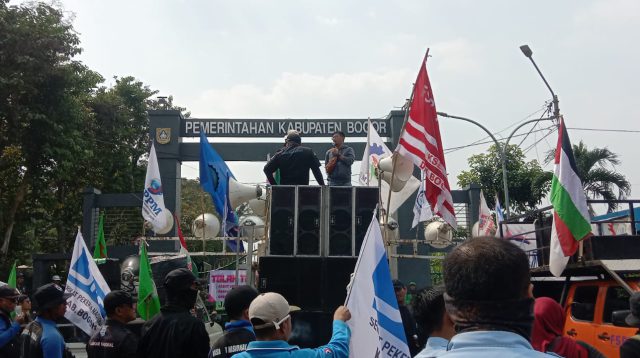 Gegara Pinjol & Tapera Ratusan Buruh Bogor Lakukan Demonstrasi di Kantor Pemda Bogor