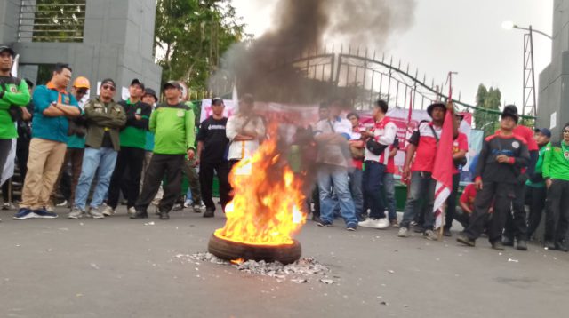 Buruh Demo Tuntut Janji Bupati di Kantor Pemda Kabupaten Bogor