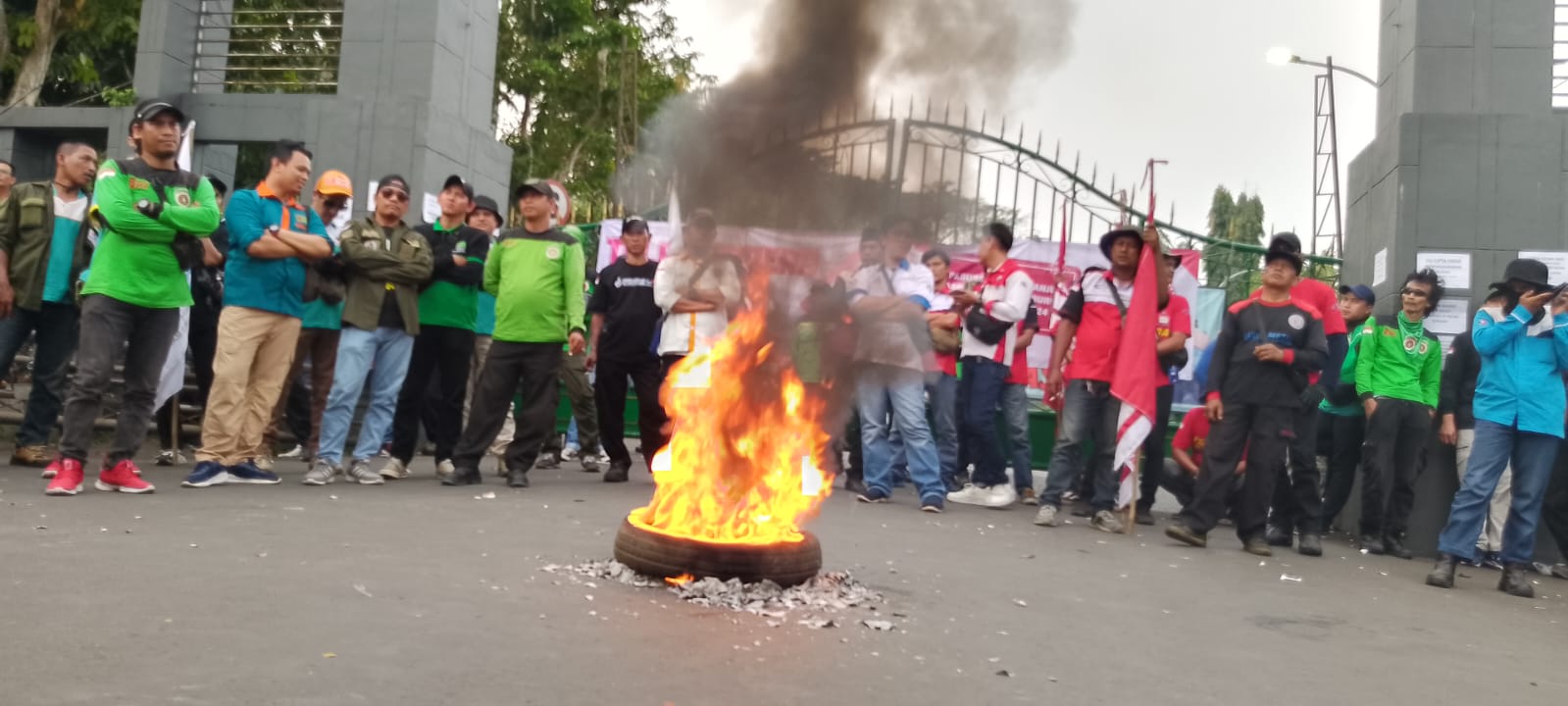 Buruh Demo Tuntut Janji Bupati di Kantor Pemda Kabupaten Bogor