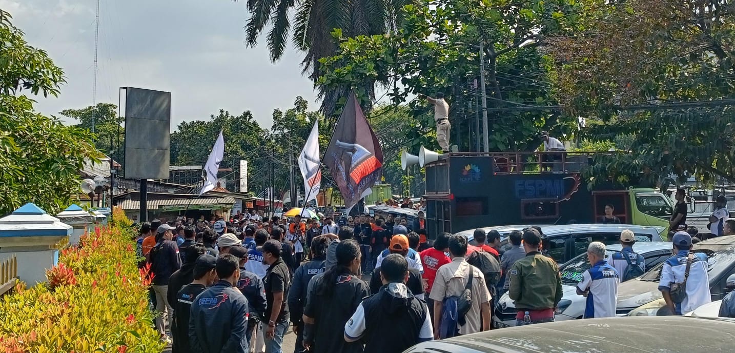 Tuntut SK Gubernur Untuk Upah Pekerja Diatas Satu Tahun, Aliansi Buruh Jabar Sambangi Kantor Disnakertrans