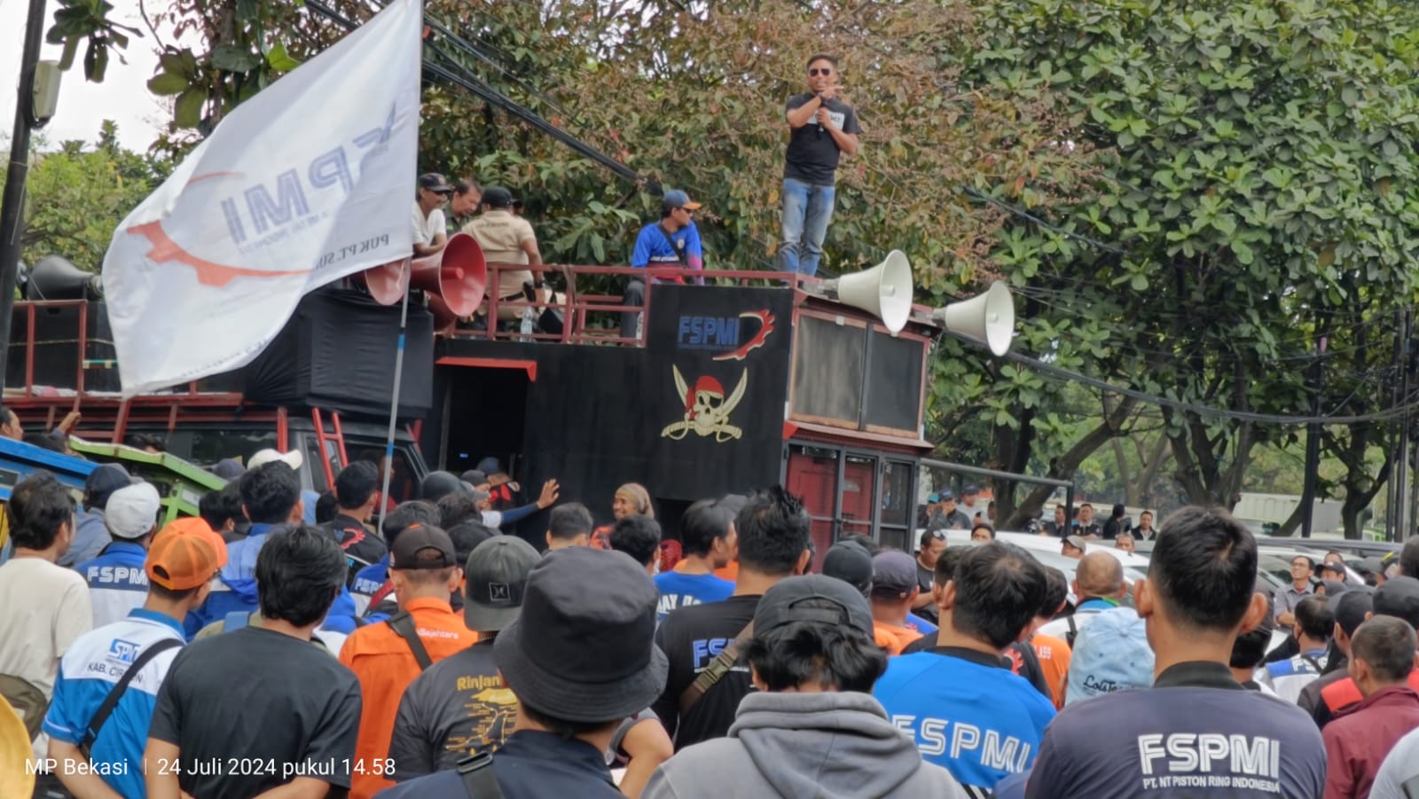 Ini Kata Ketua DPW FSPMI Jabar Dalam Aksi Unjuk Rasa Di Kantor Disnakertrans