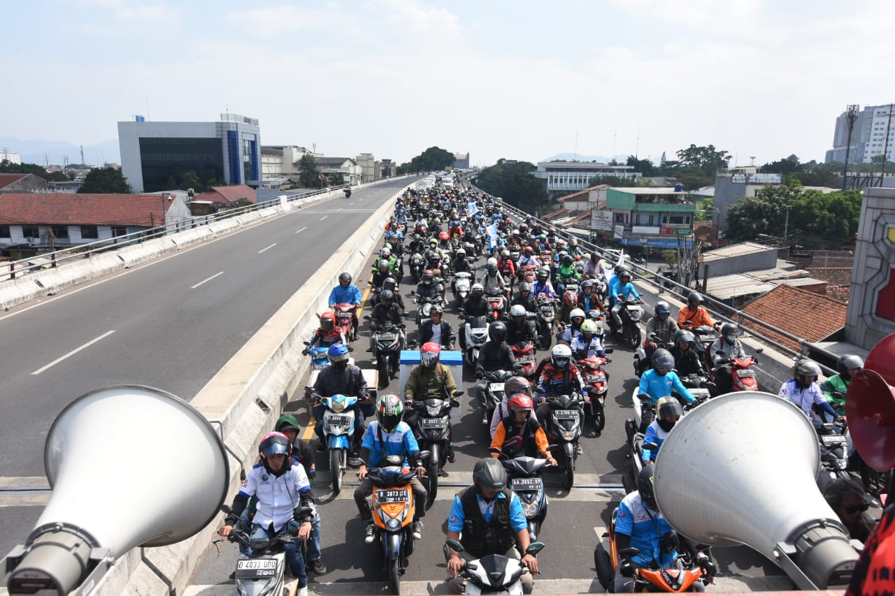 SK Gubernur Terkait Upah Pekerja Diatas 1 Tahun Tak Kunjung Terbit, Aliansi Buruh Jabar Tutup Jalan Soekarno Hatta