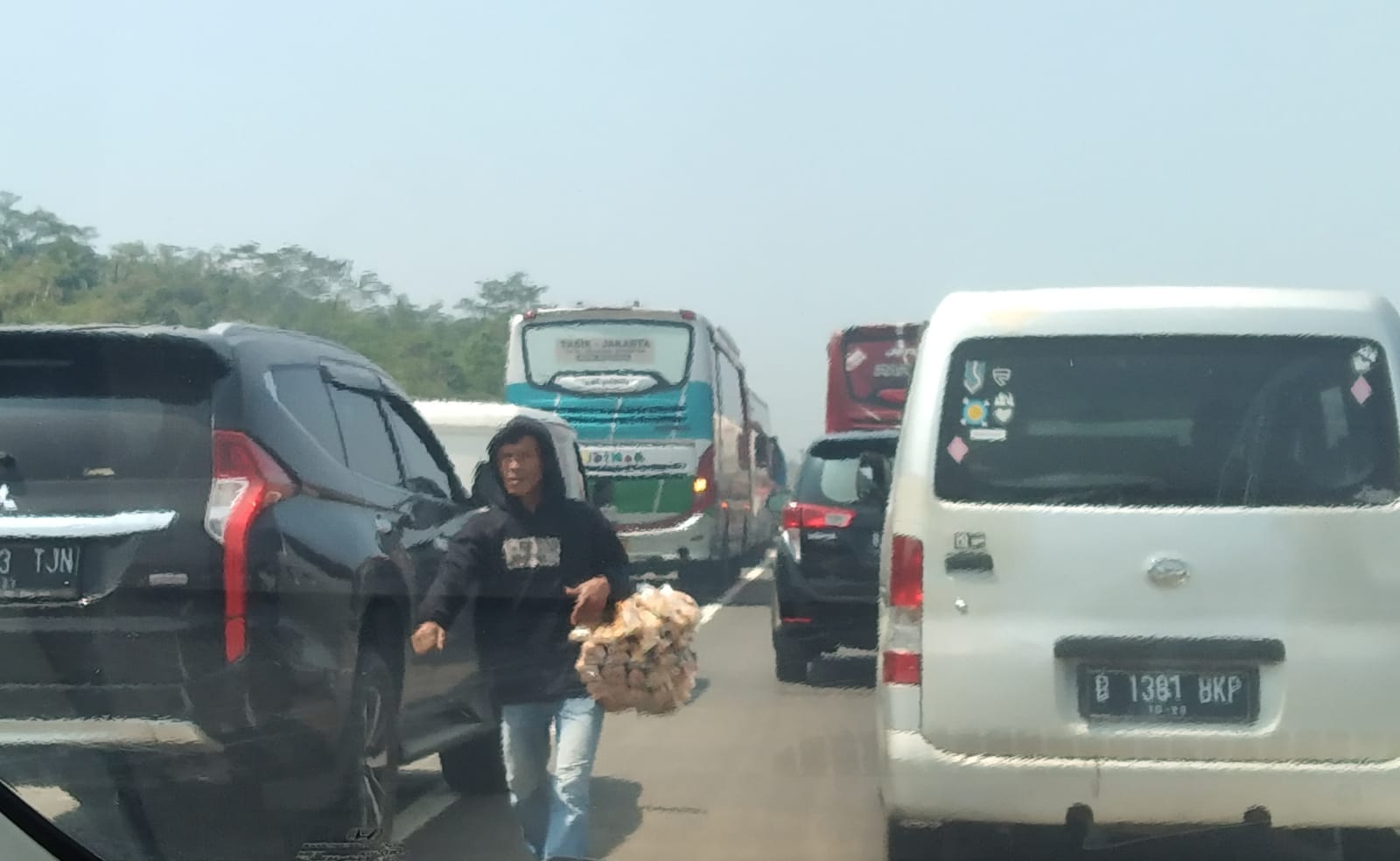 Fenomena Pedagang Asongan Rambah Tol Cipularang – Purbaleunyi