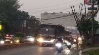 Bus Tersangkut Kabel Kendor Saat Melintas di Jalan KH R. Ma’mun Nawawi Cikarang