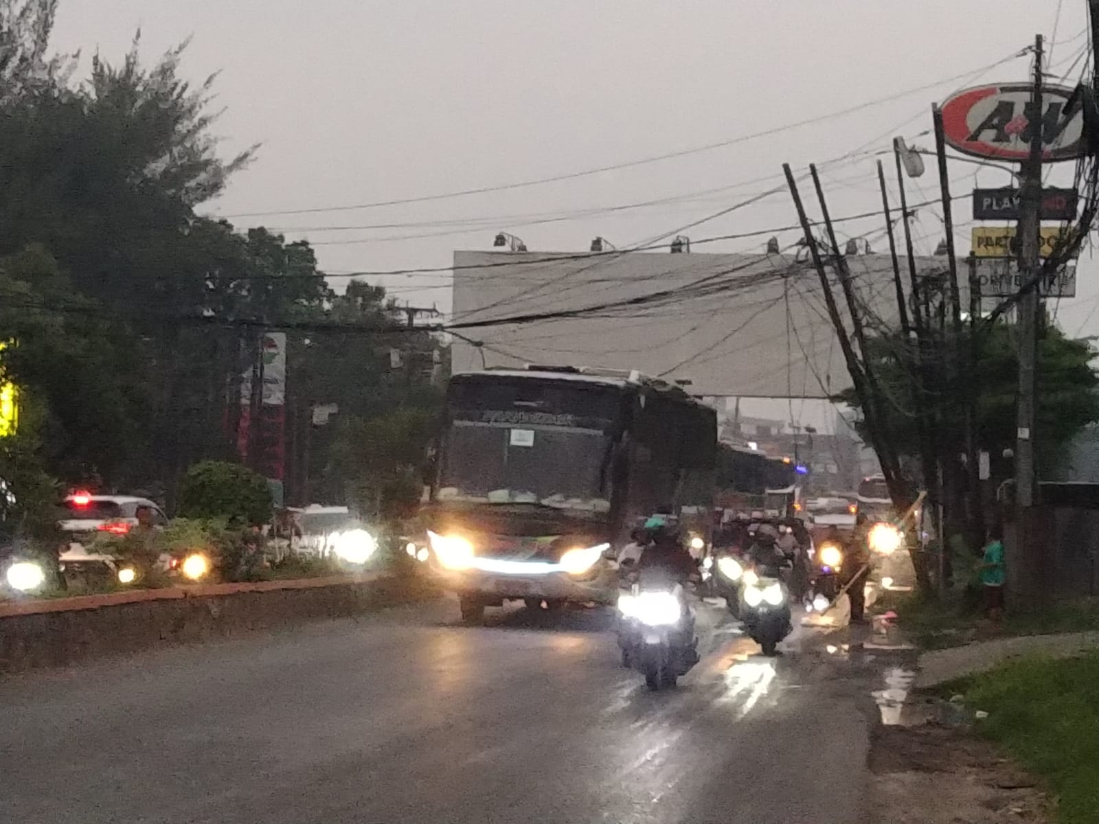 Bus Tersangkut Kabel Kendor Saat Melintas di Jalan KH R. Ma’mun Nawawi Cikarang