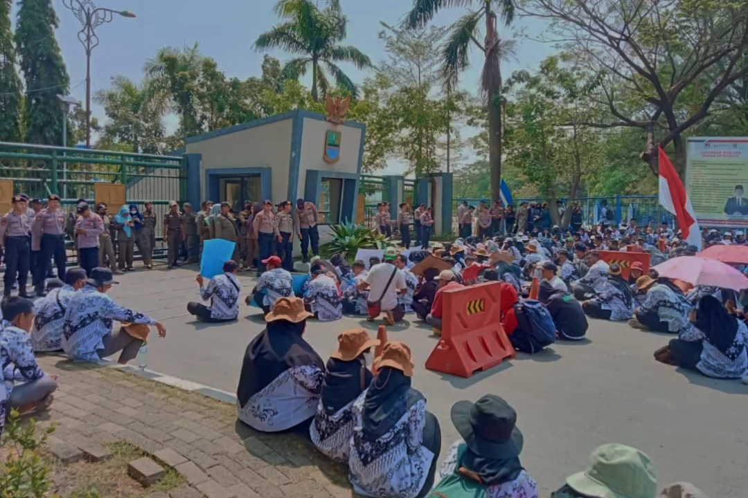 Bawa 4 Tuntutan, Ratusan Guru Honorer Demo di Kantor Pemda Kabupaten Bekasi