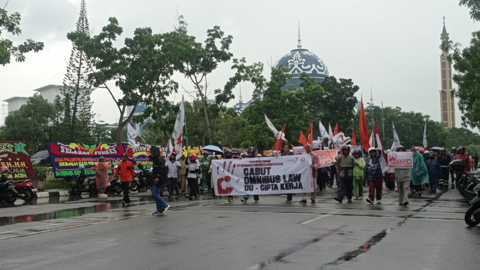 Hujan Tak Bikin Surut Buruh Batam Turun Ke Jalan Untuk Cabut UU Cipta Kerja