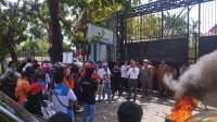 Tak Ditemui Anggota Dewan, Massa Aksi Bakar Ban Bekas di Depan Kantor DPRD Sulawesi Selatan