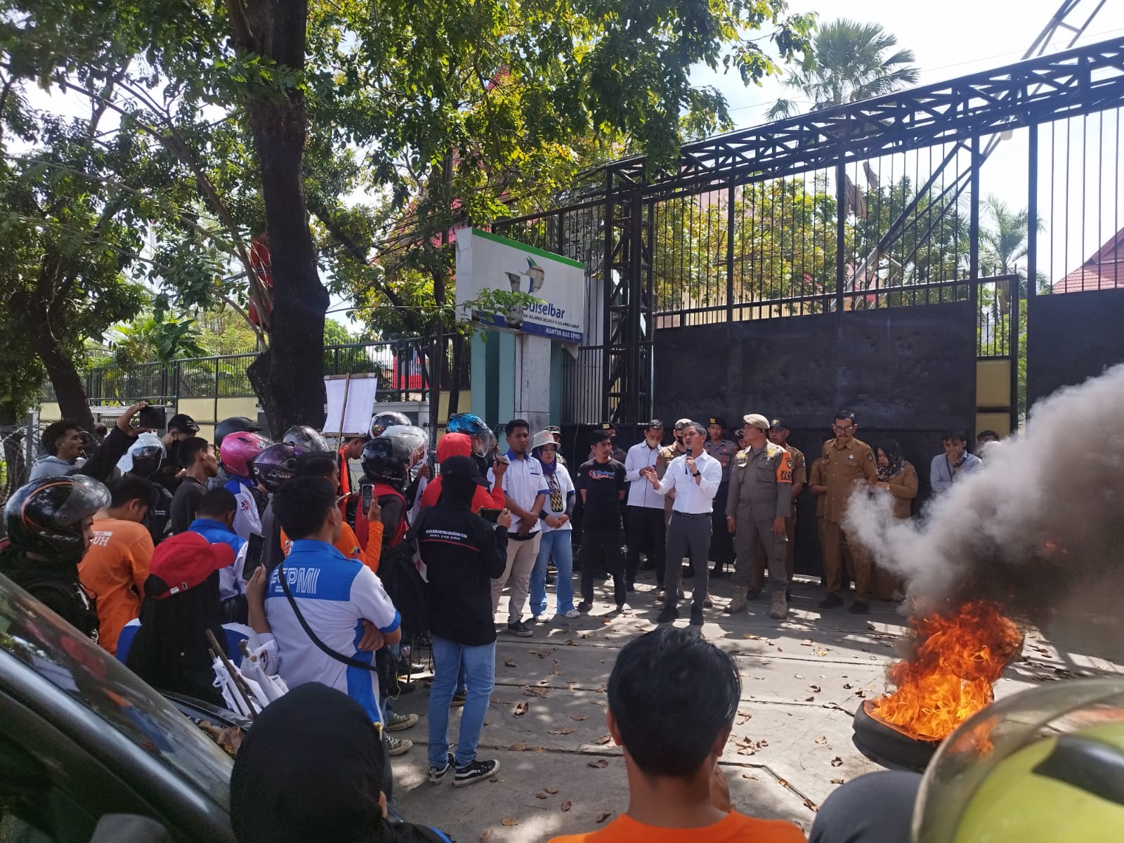 Tak Ditemui Anggota Dewan, Massa Aksi Bakar Ban Bekas di Depan Kantor DPRD Sulawesi Selatan