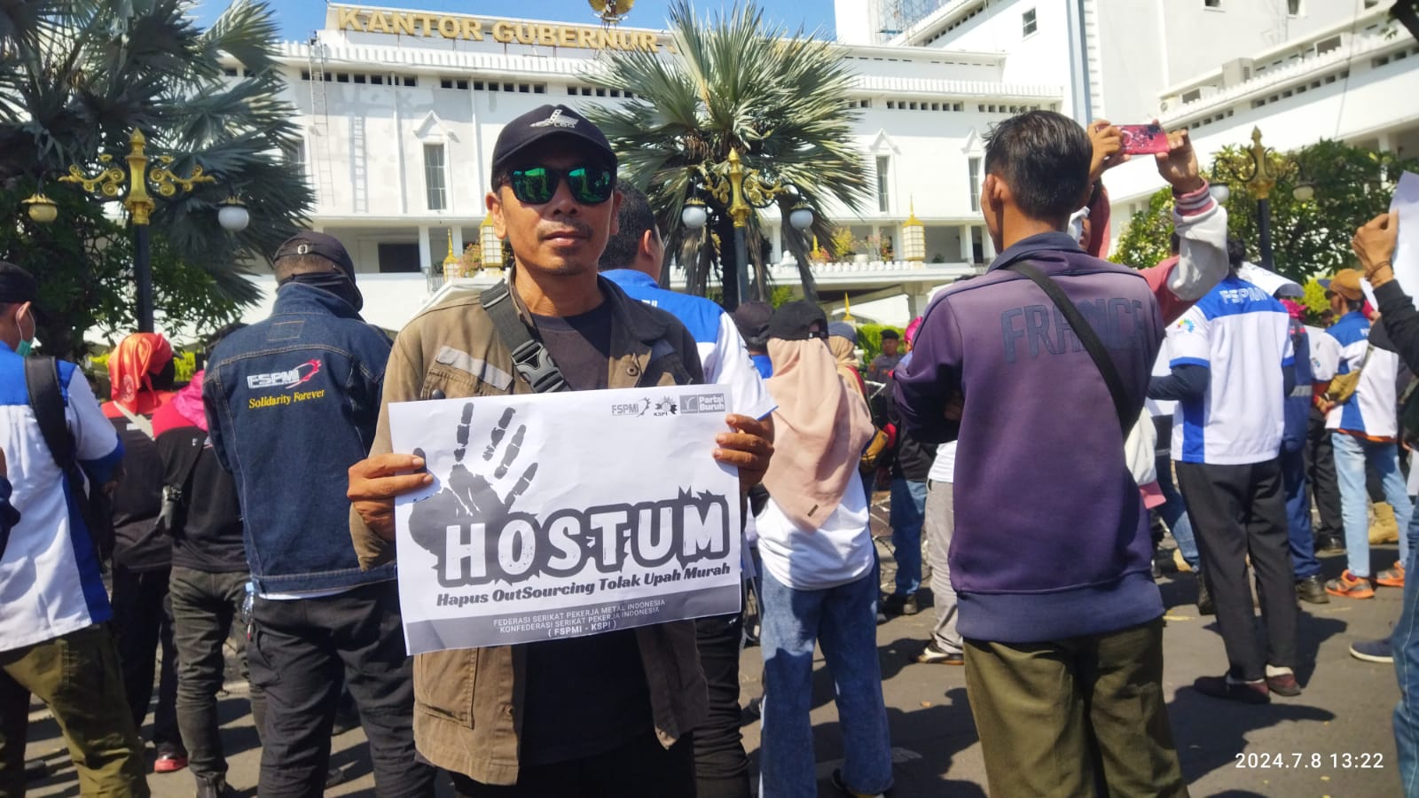 Buruh FSPMI Surabaya Gelar Aksi Kawal Sidang Judicial Review UU Cipta Kerja, 9 Alasan Ini Pemicunya