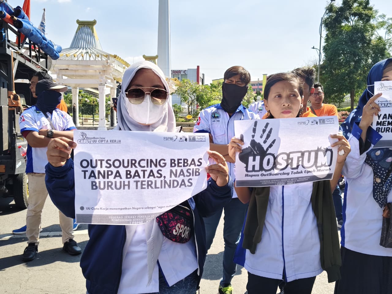 PUK SPL FSPMI PT. Karunia Agung Cemerlang (KAC) Surabaya Kirim Anggotanya Ikuti Aksi di Kantor Gubernur Jawa Timur