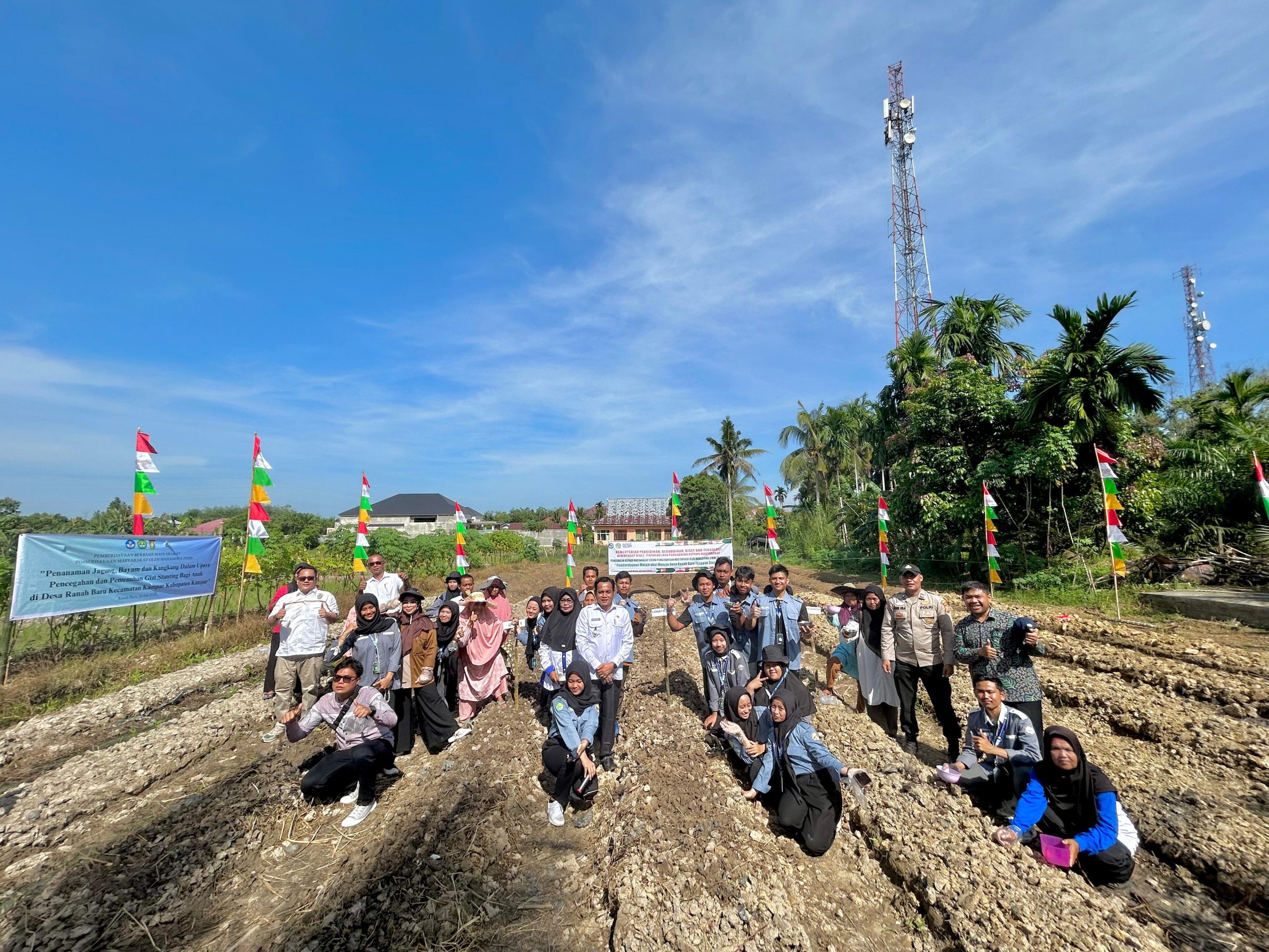 Upaya Penanggulangan Stunting: Mahasiswa Universitas Riau Tanam Jagung dan Sayuran di Desa Ranah Baru