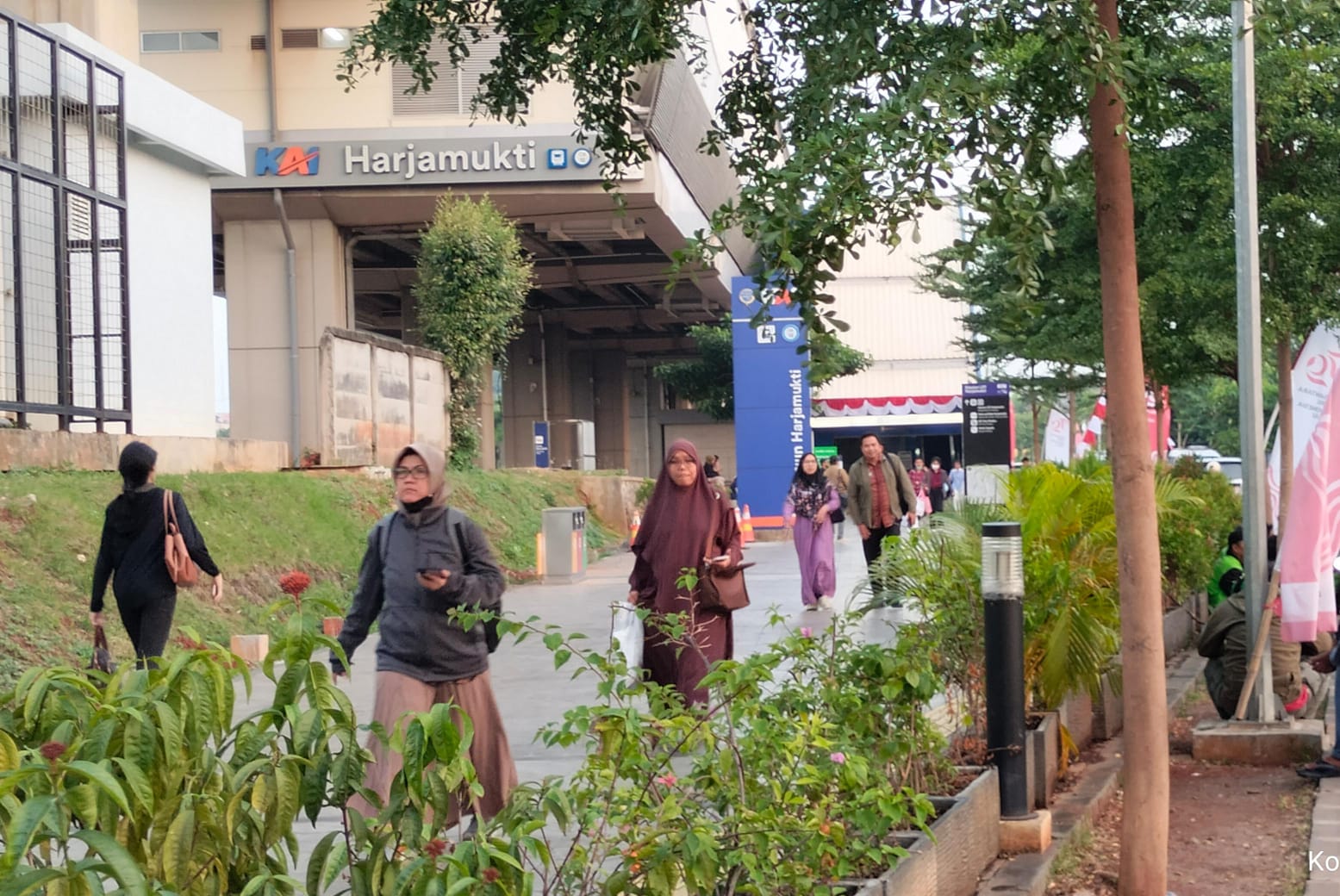 Warga Bersyukur Dengan Keberadaan Stasiun LRT Harjamukti