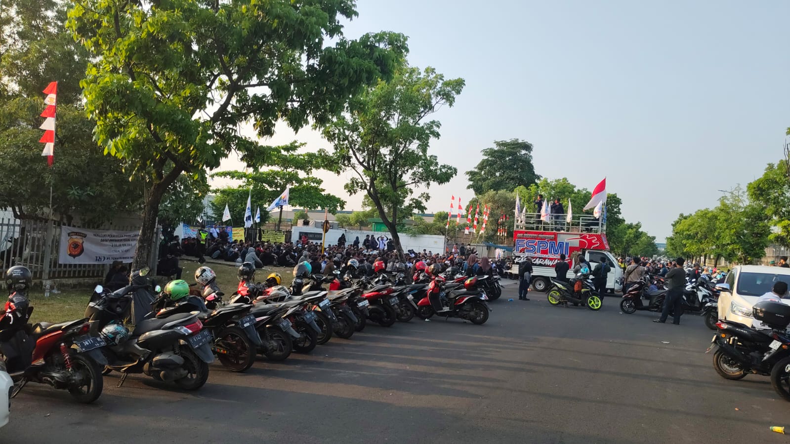 PUK SPAMK FSPMI PT. NTRI Kembali Solidaritas Ke PUK PT. Tokai Rubber Indonesia Mogok Total