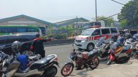 Massa Unjuk Rasa Buruh Depan PT Suzuki Istimewakan Ambulans Lewat